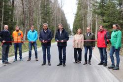 Freuen sich, die Schwarzachstraße für den Verkehr freigeben zu können: Helmut Plenk von der Strabag AG (v.l.), Patrick Gruber, Johannes Dick vom Nationalpark, Nationalparkleiter Dr. Franz Leibl, Bürgermeister Karlheinz Roth, Elke Proßer-Greß, 3. Bürgermeisterin von Spiegelau, Günther Nama, zweiter Bürgermeister von Spiegelau, Xaver Ebner, Geschäftsleiter der Gemeinde Spiegelau und Geschäftsleiter des Zweckverband Rachelwasser sowie Rachel Fischer von der Firma IFB Eigenschenk. (Foto: Nationalpark Bayerischer Wald)