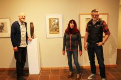 Freuen sich über die gelungene Ausstellung „Wilde Tiere – wilder Wald“: Hans-Georg Theuerjahr (v.l.), seine Frau Petra und Christian Binder, Leiter vom Waldgeschichtlichen Museum. (Foto: Nationalpark Bayerischer Wald)