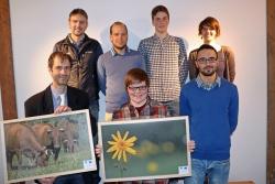 Die beiden Siegerbilder präsentieren Gewinnerin Julia Piser und Nationalpark-Forschungsleiter Jörg Müller mit Jochen Linner (Nationalpark, oben von links), Johannes Matt (3. Platz), Johannes Schmid (Teilnehmer), Claudia Schmidt (Nationalpark) und Josef Kopp (2. Platz, vorn rechts).  (Foto: Gregor Wolf/Nationalpark Bayerischer Wald)