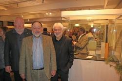 Freuten sich über den regen Zulauf bei der Vernissage: Museumsleiter Wolfgang Bäuml (von links), Künstler Klaus Büchler und Kreisheimatpfleger Karl-Heinz Reimeier. (Foto: Gregor Wolf/Nationalpark Bayerischer Wald)