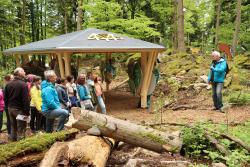 Nationalpark-Umweltbildungsreferent Lukas Laux bot für die Ferienregion Nationalpark Bayerischer Wald einen Vorab-Einblick in das Angebot des Schutzgebiets in den Waldgärten an. (Foto: Nationalpark Bayerischer Wald)