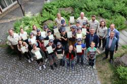 Die 26 Mädchen und Buben, die in den Pfingstferien am Junior Ranger-Programm teilgenommen haben, zeigten stolz ihre Zertifikate. (Foto: Nationalpark Bayerischer Wald)