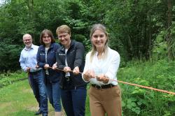 Ziehen gemeinsam für den Nationalpark und die Ferienregion an einem Strang: FNBW-Mitarbeiterin Lisa Schuster (v.r.), Nationalparkmitarbeiterin Teresa Schreib, Nationalpark-Sachgebietsleiterin Elke Ohland und FNBW-Geschäftsführer Robert Kürzinger. (Foto: Nationalpark Bayerischer Wald)