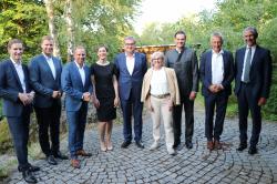 Amtschef Dr. Christian Barth (v.r.), Peter Südbeck, Landrat Sebastian Gruber, Landrätin Rita Röhrl, Dr. Franz Leibl, Ursula Schuster, Staatsminister Thorsten Glauber, Bezirkstagspräsident Dr. Olaf Heinrich und Regierungspräsident Rainer Haselbeck.