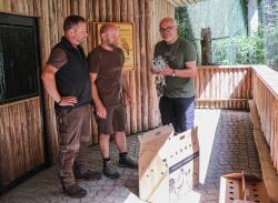 Die beiden Tierpfleger Christoph Wagner und Tobias Rankl übergaben die beiden jungen Habichtskäuze aus dem Nationalpark an VLAB-Vorsitzenden Johannes Bradtka.  (Foto: Nationalpark Bayerischer Wald)