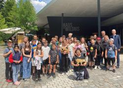 Die 5. Klasse der Grund- und Mittelschule Leiblfing konnte durch das Sponsoring-Projekt im Juli einen kostenlosen Ausflug ins Nationalparkzentrum Falkenstein unternehmen. (Foto: Nationalpark Bayerischer Wald)
