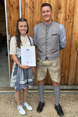 Daniel Spielbauer gratulierte Friederike Wetzel zur erfolgreich abgeschlossenen Ausbildung zur Forstwirtin. (Foto: Nationalpark Bayerischer Wald)