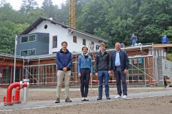 Nationalparkleiterin Ursula Schuster und Hohenaus Bürgermeister Josef Gais (rechts) ließen sich von Johannes Dick (links), der im Nationalpark Baumaßnahmen betreut, und Jan Günther, Leiter vom Jugendwaldheim, die abgeschlossenen und anstehenden Maßnahmen erläutern. Vorn links zu sehen ist die Ansaugstation der Löschwasserzisterne.