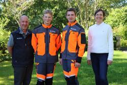 Die zwei neuen Azubis Simon Mühlbauer (2.v.l.) und Michael Haas wurden von Nationalparkleiterin Ursula Schuster und Sachgebietsleiter Franz Baierl begrüßt. (Foto: Nationalpark Bayerischer Wald)