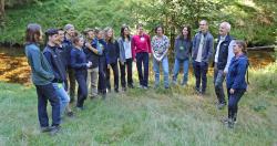 Bei einer Diskussionsrunde am Taferlruck gab Constanze Schaaff (rechts) Erfahrungen ihrer eigenen Zeit als Teilnehmende am Freiwilligen Ökologischen Jahr an ihre Nachfolgenden weiter. (Foto: Nationalpark Bayerischer Wald)