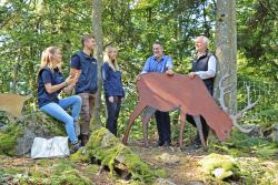 Lukas Laux (v.r.) und Jens Krollmann besprachen sich auf der Landesgartenschau mit den drei noch aktiven Umweltpraktikanten dieses Jahrs: Hanna Oßing, Arthur Spitta und Lena Renner. (Foto: Nationalpark Bayerischer Wald)