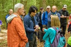 Bei zahlreichen Exkursionen – wie hier mit Dr. Claus Bässler – erfahren die Teilnehmer der Waldführer-Ausbildung viel über die Lebensräume des Nationalparks. (Foto: Thomas Michler/Nationalpark Bayerischer Wald)