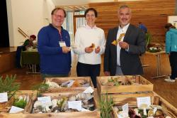 Nationalparkleiterin Ursula Schuster und Bürgermeister Michael Herzog (r.) ließen sich von Mykologen Peter Karasch durch die Ausstellung „Pilze ohne Grenzen“ führen. (Foto: Nationalpark Bayerischer Wald)