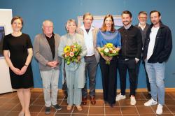 Blau ist die Farbe von Hajo Blach. Demnach richtete sich auch die Gestaltung des Ausstellungsraumes. Bei der Vernissage freuten sich Nationalparkleiterin Ursula Schuster (v.l.), Laudator Toni Pongratz und Christian Binder, Leiter des Waldgeschichtlichen Museums (2.v.r.), mit Evi Blach (ab 3.v.l.) und ihren Kindern Hans-Joachim, Evi, Franz und Severin über die gelungene Ausstellung.  (Foto: Nationalpark Bayerischer Wald)