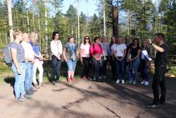 Thomas Michler, Mitarbeiter in der Stabsstelle des Nationalparks Bayerischer Wald (r.), erklärte den Mitarbeiterinnen der Ferienregion Nationalpark Bayerischer Wald um Geschäftsführer Robert Kürzinger (2.v.l.) das Borkenkäfermanagement im Schutzgebiet. Mit dabei war Teresa Schreib (l.), beim Nationalpark zuständig für Tourismus und Regionales Netzwerk. (Foto: Nationalpark Bayerischer Wald)