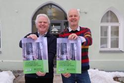 Halten die ersten Plakate für den Aktionstag in Händen: Projektbetreuer Hans Mühlbauer und Lukas Laux, Leiter der Nationalpark-Umweltbildung. (Foto: Gregor Wolf/Nationalpark Bayerischer Wald)