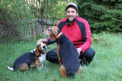 Tobias Friedmann mit seinen beiden Hunden Hugo und Leska. (Foto: Nationalpark Bayerischer Wald)