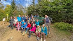 Gruppenbild zum Geburtstag: Teilnehmer und Referenten der Wanderung versammelten sich am gläsernen Geburtstagskind.  (Fotos: Nationalpark Bayerischer Wald)