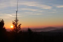 „Wenn die Sonne sinkt – Abendstille“ lautet das Motto einer ökumenischen Wanderung am 14. Oktober. (Foto: Johannes Keim/Nationalpark Bayerischer Wald)