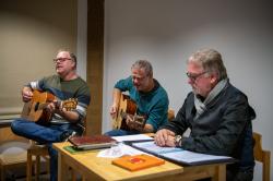 Eberhard Kreuzer liest am 20. Oktober im Haus zur Wildnis. Musikalisch begleitet wird er dabei von seinen beiden Söhnen Martin und Eberhard jun. (Foto: Kreuzer)