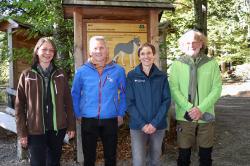 Freuen sich über die erfolgreiche Wiederbesetzung des Wolfsgeheges: Nationalparkleiterin Ursula Schuster (2.v.r.), Tierärztin Susanne Klett (v.l.), Bürgermeister Alfons Schinabeck und Wolfsberater Matthias Vogelsang.