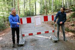 Nationalparkleiterin Ursula Schuster und Neuschönaus Bürgermeister Alfons Schinabeck entfernten eigenhändig die Sperrung auf dem Wanderweg Richtung Wolfsgehege. Die Aussichtsplattform ist ab sofort wieder für Besucher geöffnet. (Fotos: Nationalpark Bayerischer Wald)