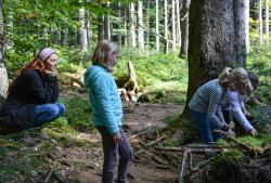 Familien mit Kindern können bei der Führung den Wald mit allen Sinnen kennenlernen. (Foto: Fotografenname/Nationalpark Bayerischer Wald)