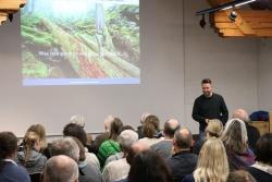 Walddynamik, Naturethik und Biodiversität sind ab sofort die neuen Fortbildungsschwerpunkte der Waldführer, wie Nationalpark-Mitarbeiter Thomas Michler erklärte. (Foto: Gregor Wolf/Nationalpark Bayerischer Wald)