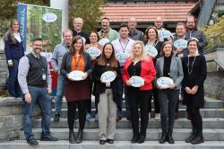 Am Ende der Urkundenübergabe gab’s ein gemeinsames Gruppenbild mit Vertretern der anwesenden neuen Partnerbetriebe sowie Nationalparkleiterin Ursula Schuster (vorne rechts), Vereinsvorstand Alois Grobauer (unten links) und Katrin Wachter (Mitte links), die die Kooperation beim Nationalpark koordiniert. (Fotos: Nationalpark Bayerischer Wald)