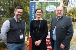 Nationalparkleiterin Ursula Schuster dankte dem scheidenden Vorsitzenden des Nationalpark-Partner-Vereins Jochen Stieglmeier (rechts) und wünschte dessen Nachfolger Alois Grobauer einen guten Start ins neue Amt.