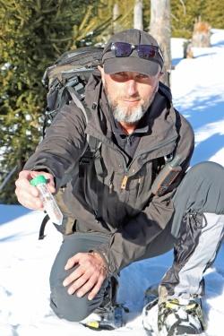 Mit Schneeschuhen zieht Josef Drexler durch den Nationalpark, um Hinterlassenschaften von Auerhühnern zu suchen. Die DNA der Proben wird später analysiert. (Foto: Gregor Wolf/Nationalpark Bayerischer Wald)
