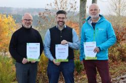 Freuen sich über die Ehrenurkunde zur Teilnahme an der Landesgartenschau: Lukas Laux, Umweltbildungsreferent vom Nationalpark (v.r.), Alois Grobauer, Vorsitzender der Nationalpark-Partner, und Robert Kürzinger, Geschäftsführer der Ferienregion Nationalpark Bayerischer Wald. (Foto: Lisa Schuster / Ferienregion Nationalpark Bayerischer Wald)