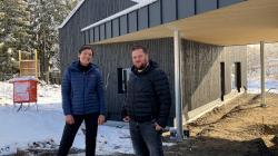 Nationalparkleiterin Ursula Schuster und Heiner Kilger, zweiter Bürgermeister der Gemeinde Mauth, freuen sich über den Baufortschritt beim Nationalpark Café am Wistlberg. (Foto: Nationalpark Bayerischer Wald)