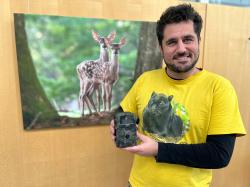 Maik Henrich hat mit Hilfe von automatisch auslösenden Wildtierkameras unter anderem die Populationsdichte von Rothirschen errechnet. (Fotos: Nationalpark Bayerischer Wald)