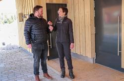 Nationalparkleiterin Ursula Schuster übergibt den Gebäudeschlüssel an Mauths 2. Bürgermeister Heiner Kilger. (Fotos: Nationalpark Bayerischer Wald)