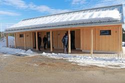 Die neue Toilettenanlage wurde am Parkplatz des Skistadions Finsterau errichtet.