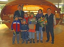 Familie Oechel-Kiep aus Leipzig – genauer gesagt Sohn Franz – knackte die Marke von 1,5 Millionen Besuchern im Haus zur Wildnis. Mit auf dem Foto sind neben Mama Ivonne, den Schwestern Frieda und Ida sowie Freundin Rosalie auch Nationalparkchef Franz Leibl (links) und Reinhold Weinberger, Leiter des Hauses zur Wildnis. (Foto: Elke Ohland/Nationalpark Bayerischer Wald)