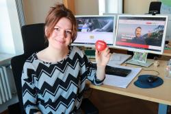 Ihr Herz schlägt für die DKMS: Kathrin Schuster an ihrem Arbeitsplatz in der Nationalparkverwaltung in Grafenau. (Foto: Nationalpark Bayerischer Wald)