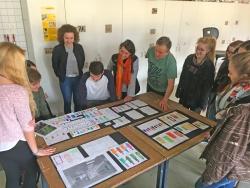 Sammelten gemeinsam fleißig Ideen: Der Kurs „Kunst im öffentlichen Raum“ des Gymnasiums Zwiesel um Lehrer Johann Welsch mit Nationalpark-Mitarbeiterin Katharina Ries. (Foto: Moritz Hartinger/Gymnasium Zwiesel)