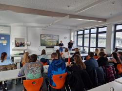 Katharina Carlberg und Timon Kempfle mit den Abiturienten des Gymnasiums Zwiesel. (Foto: Nationalpark Bayerischer Wald)