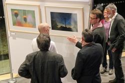 Reges Interesse an den Naturmotiven hatten die knapp 100 Besucher der Ausstellungseröffnung. (Foto: Gregor Wolf/Nationalpark Bayerischer Wald)