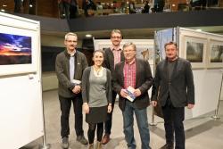 Bei den Schöpfern der Woidbuidl, Stefan Sempert (links), Steffen Krieger (3.v.l.) und Fritz Eichmann (2.v.r.) bedankten sich das Haus-zur-Wildnis-Führungsduo Katharina Ries und Reinhold Weinberger. (Foto: Gregor Wolf/Nationalpark Bayerischer Wald)