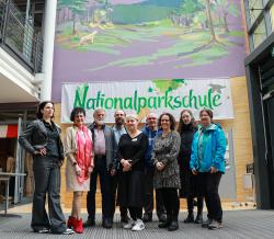 Freuten sich gemeinsam über die wachsende Zusammenarbeit zwischen Realschule Freyung und Nationalpark Bayerischer Wald: Lehrerin Susanna Brunner (v.l.), Schulleiterin Ursula Stegbauer-Hötzl, Künstler Rudi Ranzinger, Lehrer Kevin Maier, Lehrerin Nadja Wagner, Elternbeiratsvorsitzender Robert Mooser, Lehrerin Julia Schreiter sowie Johanna Scharf und Karin Hartl vom Nationalpark. (Fotos: Nationalpark Bayerischer Wald)