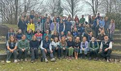 Zum Gruppenbild versammelten sich die Studierenden verschiedenster Fachrichtungen im Amphitheater des Wildniscamps am Falkenstein, wo sie eine Woche lang das Rüstzeug für ihr Praktikum vermittelt bekamen. (Foto: Max Weinberger/Nationalpark Bayerischer Wald)