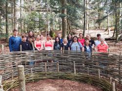 An zwei Vormittag packten Schüler der Nationalpark-Schule Riedlhütte beim Bau von zwei neuen Weidensofas mit an. Angeleitet wurden sie von Karin Kirchner aus der Nationalparkverwaltung (rechts). (Foto: Nationalpark Bayerischer Wald)