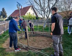 Erstmals halfen Schüler einer Nationalpark-Schule ein Projekt für einen Nationalpark-Kindergarten, in diesem Fall in Neudorf, umzusetzen. (Foto: Nationalpark Bayerischer Wald)