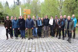 Nationalparkleiterin Ursula Schuster (3.v.l.) stellte dem Evaluierungs-Komitee aktuelle Projekte und Maßnahmen vor. Auf der Tagesordnung stand auch ein Besuch im Haus zur Wildnis. (Foto: Nationalpark Bayerischer Wald)