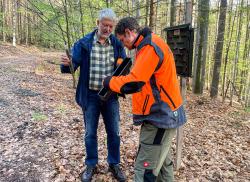 Ingo Brauer, Leiter der Nationalparkdienststelle Scheuereck und Martin Scholz, stellvertretender Leiter des Sachgebietes Wald- und Flächenmanagement erklären im Podcast das Borkenkäfermonitoring und die Suche nach befallenen Fichten in der Managementzone. (Foto: Nationalpark Bayerischer Wald)