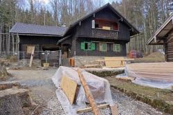 Wanderer erkennen derzeit auch von außen, dass an der Racheldiensthütte fleißig gearbeitet wird. (Foto: Franz Leibl/Nationalpark Bayerischer Wald )