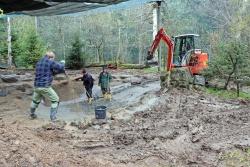 Der Teich in der Großvoliere „Vögel am Waldrand“ war undicht, so dass er ein Betonfundamt bekommen hat. (Foto: Gregor Wolf/Nationalpark Bayerischer Wald)